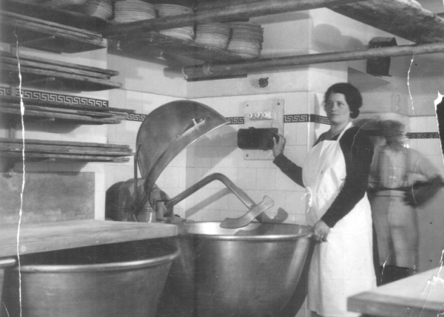 Josefa Nadera in der Bäckerei in Kemmelbach 1927